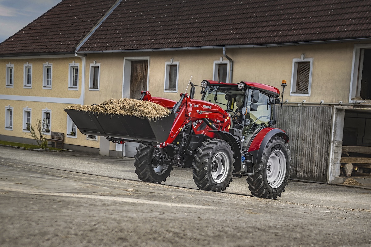 Farmall A di Case IH con nuovo inversore powershuttle e caricatore frontale L625